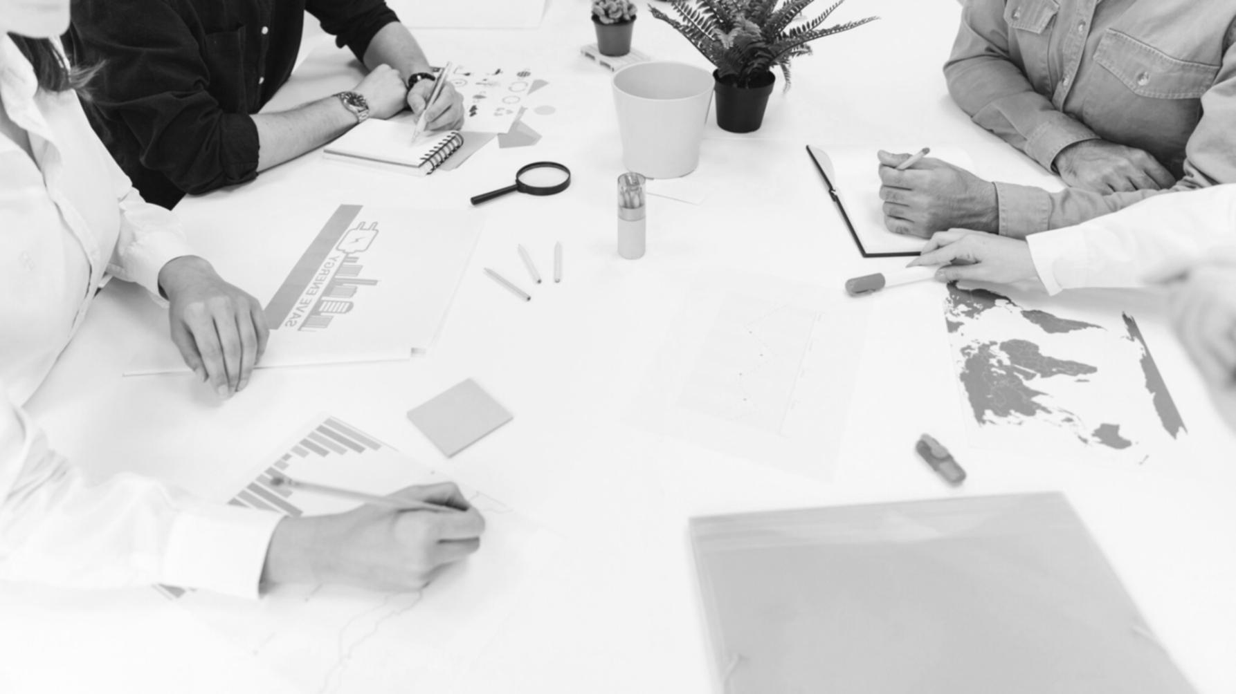 Équipe travenycos travaillant sur des solutions financières créatives pour entreprises